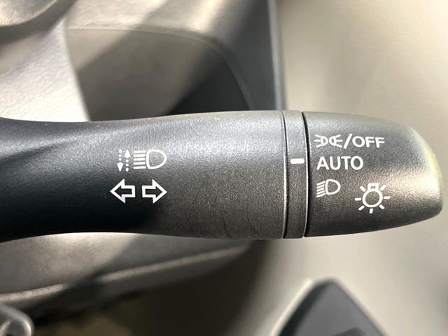 【オートライト】周りの明るさに応じて自動でヘッドライトの点灯・消灯ができる機能です！ライトの付け忘れ・消し忘れなどが無くなり、雨の日や夕方の走行も安心！トンネル通過時も便利ですね♪