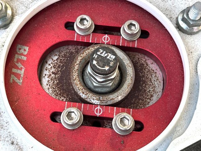 【BLITZ製Dampers】車高が低くなり、スタイリッシュな見た目となっております。車両の重心が下がる事で、走行時の安定性も向上します♪