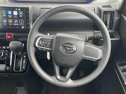 【ハンドル】軽い力で扱いやすいハンドルです。目立つ傷やスレなどなく綺麗な状態です！除菌プランいれていただくとさらに快適に！清潔なお車はお子様にも安心ですね！