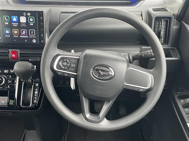 【ハンドル】軽い力で扱いやすいハンドルです。目立つ傷やスレなどなく綺麗な状態です！除菌プランいれていただくとさらに快適に！清潔なお車はお子様にも安心ですね！