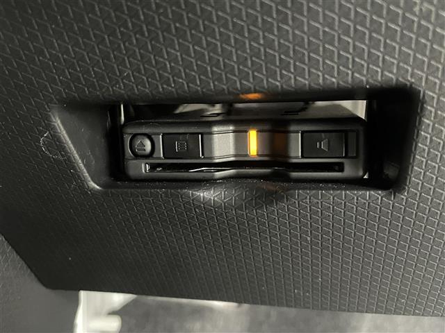 【ETC】有料道路を利用する際に料金所で停止することなく通過できる、ETC車載器（ノンストップ自動料金収受システム機器）が装備されています。セットアップを行うことで利用可能になります。