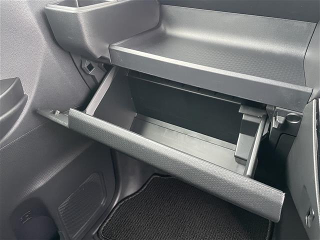 【グローブボックス】車検証ケースや、日頃使う小物類の収納に便利ですね！