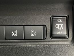 【両側スライドドア】駐車場で隣の車との間隔が狭く乗りにくい時、スライドドアなら安心！ドアオープン時も幅を取らず、開口部が広いので乗り降りがとっても簡単です。大きな荷物の出し入れも後席から可能♪