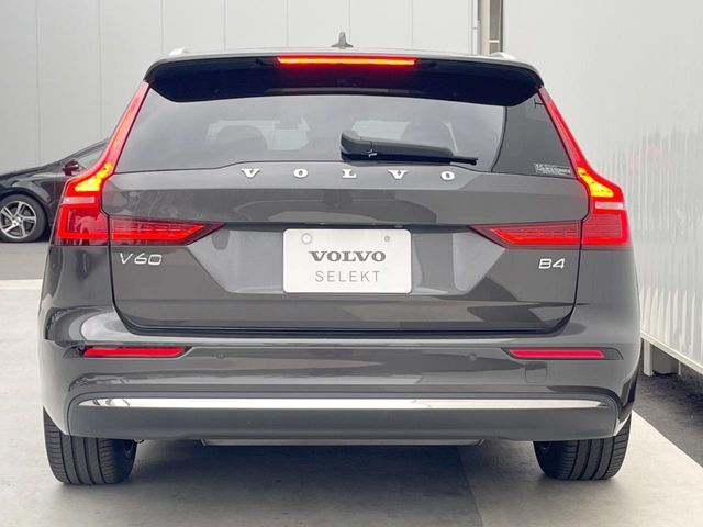 当店の認定中古車（VOLVO　APPROVED　CAR）はメーカー基準の車齢・走行に応じた内外装・機関の176項目もの項目に厳密な点検を実施。すべての基準を満たした自信を持ってお届けする中古車です。