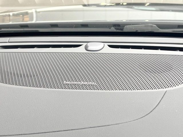 【harman　kardon】ハーマンカードンのHi-Fiスペシャリストと共に、モデル別に開発・設計された専用チューニングが臨場感溢れる音響空間を実現しています。