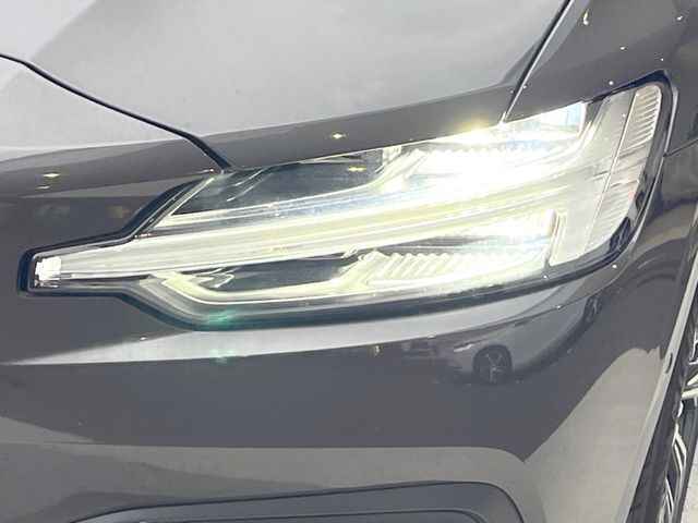 【LEDヘッドライト】ハイビームを先行車や対向車にあてず、その両サイドではハイビーム照射を維持。見える範囲が段違いに広くなりました。北欧神話に登場するトールハンマーをモチーフにデザイン。