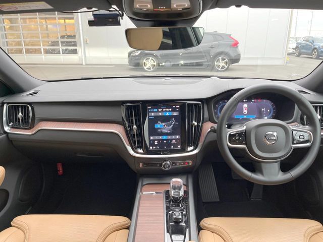 V60B4アルティメット入荷しました！Google搭載モデルで音声認識機能やナビ機能など充実したモデルです！鮮やかなフュージョンレッドのボディがエレガントな仕上がりを演出しております！