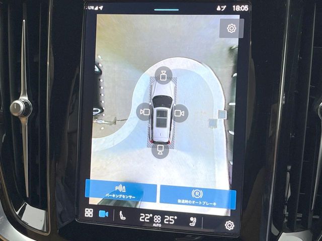 【360°ビューカメラ】4台の高解像度カメラで360度の鳥瞰図を表示。隣の車や壁、死角にある障害物などを画面で確認できるため、狭いスペースでの駐車・出入りも安心です。
