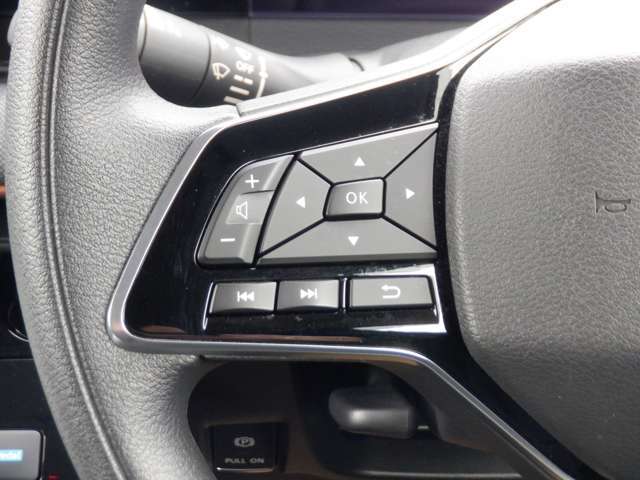ハンドルスイッチで車両設定・オーディオの選曲や音量調整などが出来、安全性もアップ。