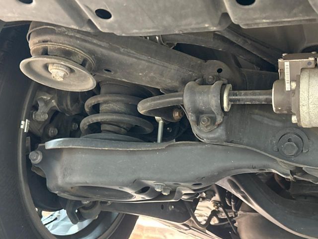 お車を安心してお乗りいただく為には、足回りの定期点検が欠かせません。サービスサポート（有償保証）では無料点検もご提供しており、安心のカーライフをお過ごしいただけるサポート体制が整っています。