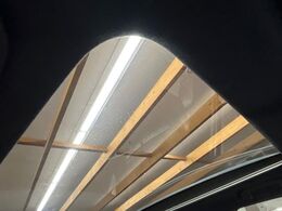 【パノラマルーフ】大型のガラスルーフ搭載で車内の解放感が一気にアップ！開放的なドライブをお楽しみいただけます。