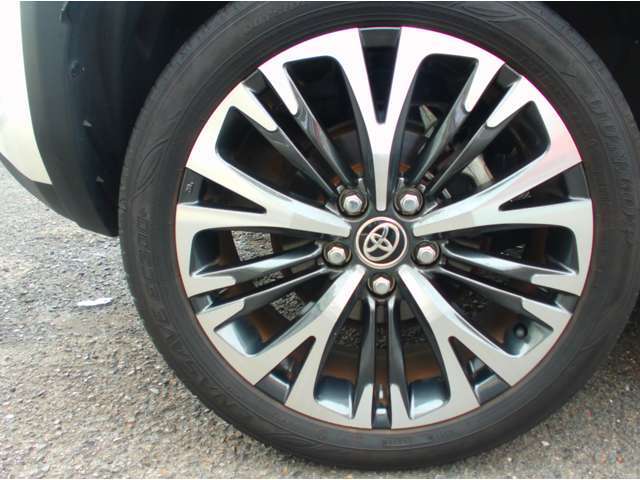 純正のアルミホイール付