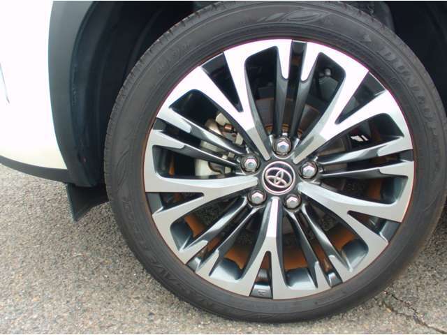 純正のアルミホイール付