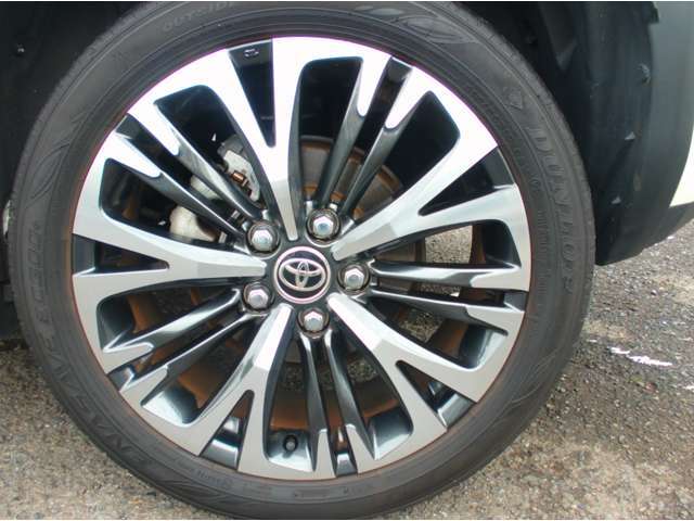 純正のアルミホイール付