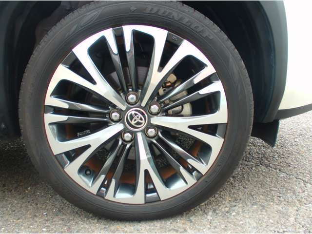 純正のアルミホイール付