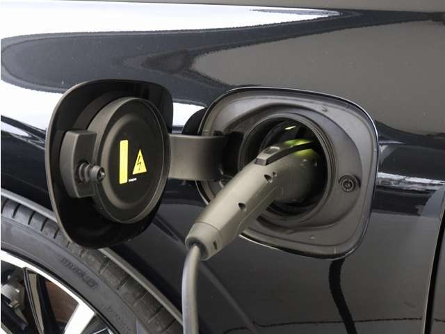 専用コードを接続するだけで簡単に充電が行えます。プラグインハイブリッドモデルRecharge PHEV T6 AWDは、走行中の充電のほか、自宅などに設置された充電機器からの充電が可能です。
