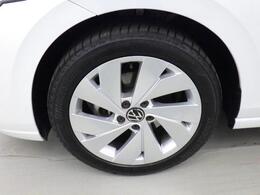 純正17インチアルミホイール：輸入車ならではの卓越した走りを支えるホイールと足回りです！日本車の走りに慣れている方にもぜひ体感して頂きたい程高いレベルでまとまっています。