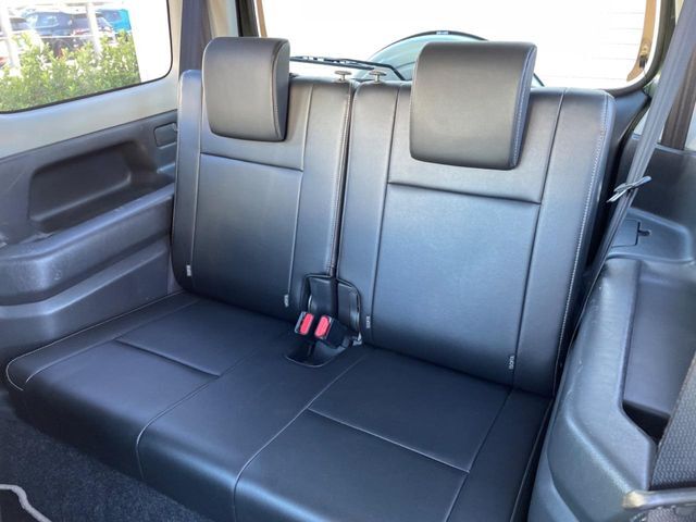 【防水シート】スノボやダイビング等でありがちな汚れや濡れも心配無用の防水シート♪雨の日に傘や荷物でシートが濡れたり、飲み物をこぼしたりした時もサッと拭いてきれいになるから大助かり♪