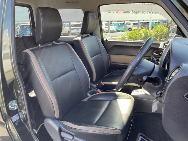 運転席シート廻りは使用感も少なく、良好な状態となっています。丁寧に使われていたことがよくわかりますね。