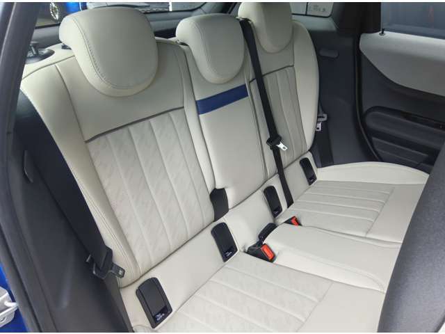 左右60：40分割可倒式リアシート