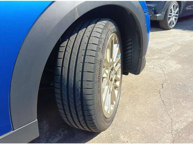 タイヤサイズは215/45R17です