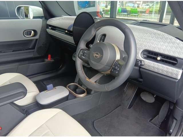 ホールド性の良い、フロント・スポーツ・シート。姿勢がずれにくく、ドライブの疲労を軽減します。