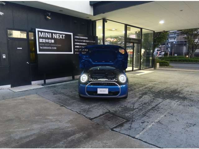 納車前に360度の点検を行います。本国ドイツと同じ研修を受けた優秀なメカニックが点検致します。その中でも狭き門のMINIマイスターは日本でも少数。弊社には熟練のMINIマイスターが在籍しております。