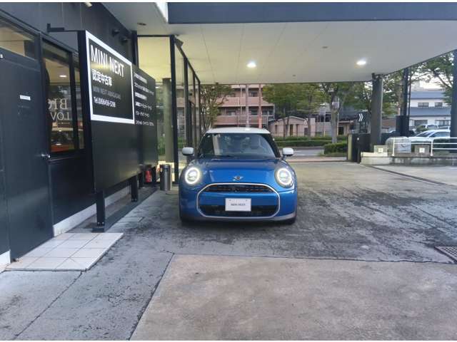 夜間走行も安心の明るさ。アダプティブLEDヘッドライトを標準装備しております。自動でハイ/ロー・ビームを切り替える、ハイビーム・アシスタント機能付です