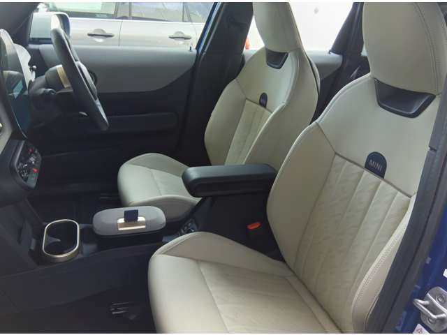 フロントシートは座面の調整も可能です。