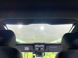 【ガラスルーフ】ガラスルーフ搭載で車内の解放感が一気にアップ！開放的なドライブをお楽しみいただけます。