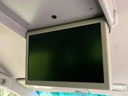 【フリップダウンモニター】大画面モニターで後席でもエンタメをお楽しみいただけます。小さなお子様にも大人気の装備です♪