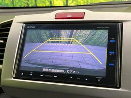 【バックカメラ】駐車時に後方がリアルタイム映像で確認できます。大型商業施設や立体駐車場での駐車時や、夜間のバック時に大活躍！運転スキルに関わらず、今や必須となった装備のひとつです！