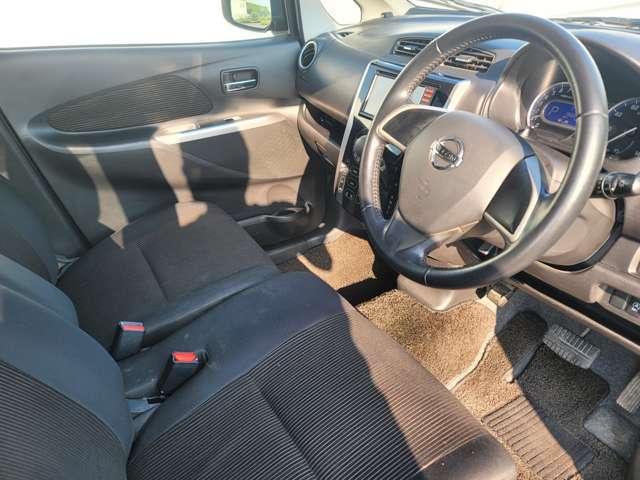 【お客様クチコミより】　軽自動車が欲しくて観に行ったのですが種類豊富でいいのを選ぶことができました。　担当の方も丁寧でわからないことを詳しく説明してくれた。満足に車を購入することができました。
