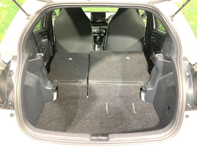 後席を格納すると、これだけの広さが！シーンに合わせたシートアレンジで、大きな荷物も積むことが出来ます♪