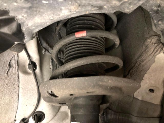 お車を安心してお乗りいただく為には、足回りの定期点検が欠かせません。サービスサポート（有償保証）では無料点検もご提供しており、安心のカーライフをお過ごしいただけるサポート体制が整っています。