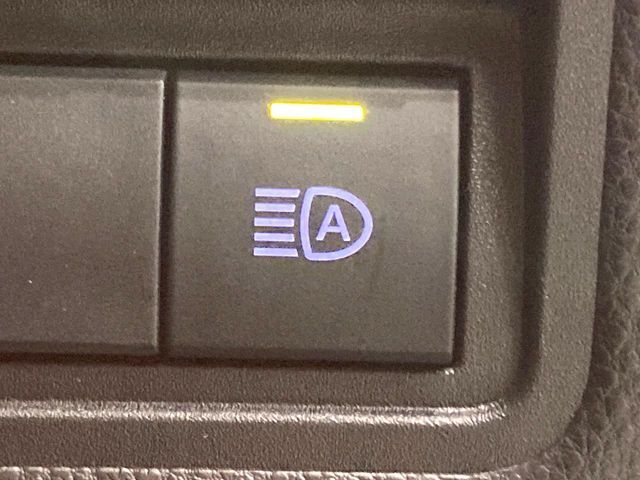 【オートマチックハイビーム】夜間の安全走行に役立つ便利な機能！先行車や対向車を検知し、ハイビームとロービームを自動で切り替えてくれます♪