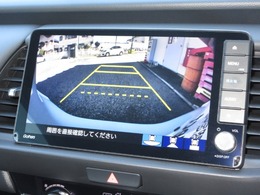 バックをするとき自動でリアの様子が映る『リアカメラ』付き！　ナビ画面で確認しながらバックができますから安心ですね。でも、目視も大切ですよ！安全第一でお願いします！
