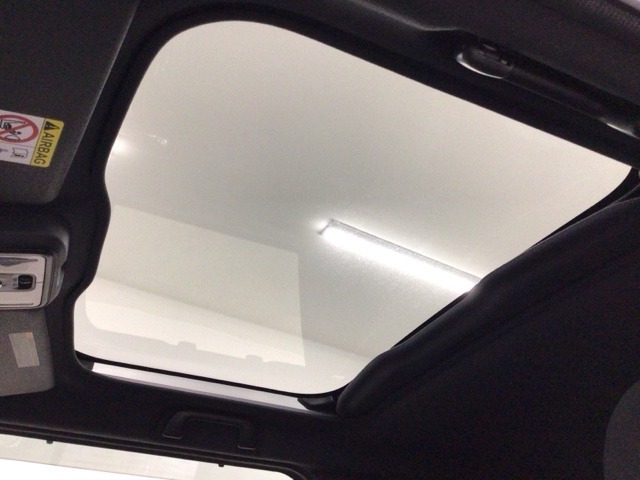 ガラスルーフ搭載で車内の解放感が一気にアップ！開放的なドライブをお楽しみいただけます♪