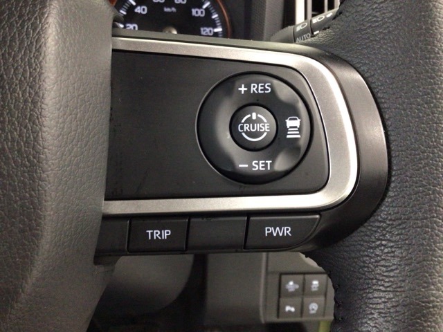 【クルーズコントロール】アクセルペダルを踏まずに一定の車速で走行できますので、高速道路など加減速の少ない道で便利です♪長距離ドライブの疲れを軽減してくれる、嬉しい装備ですよね♪