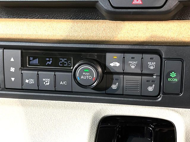 【オートエアコン】一度お好みの温度に設定すれば、車内の温度を検知し風量や温度を自動で調整。暑い…寒い…と何度もスイッチ操作をする必要はありません。快適な車内空間には必須の機能ですね♪