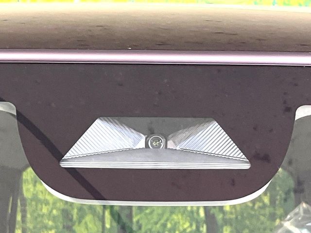 【ホンダセンシング】走行中に前方の車両等を認識し、衝突しそうな時は警報とブレーキで衝突回避と被害軽減をアシスト。より安全にドライブをお楽しみいただけます。