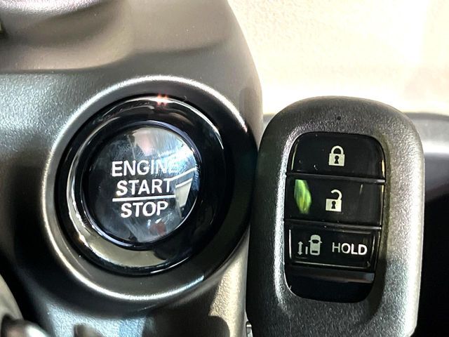 【Hondaスマートキー】カバンやポケットに入れたままでもドアの施錠・解錠が可能なスマートキーを装備。エンジンのオン・オフ時もカギを取り出す必要が無いからとっても便利です♪