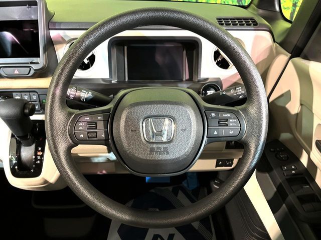 【ステアリングスイッチ】運転中、前方から目線をそらすことなく、オーディオ等の操作が可能な便利機能！安心＆快適なドライブを演出してくれます♪