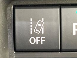 【車線逸脱警報】道路上の白（黄）線を認識し、意図せず走行中の車線からはみ出しそうになった時、メーター内の警告灯とブザーで注意喚起してくれる安心・安全機能です♪