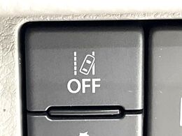 【車線逸脱抑制機能】高速道路走行時、車線からはみ出しそうな時にステアリングを制御し車線内を走行する様にアシスト。より安全な運転をサポートしてくれます！