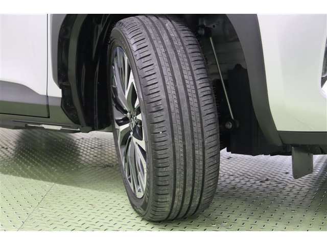 タイヤサイズはハイスペックな　215/50R18。