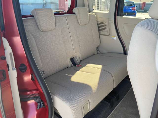 後部座席はプライバシーガラスで す。断熱効果があるので、日光に よる車内温度の上昇を防いでくれ ます。その為、夏場のエアコンは 効きが良くなり、快適に過ごせま す。