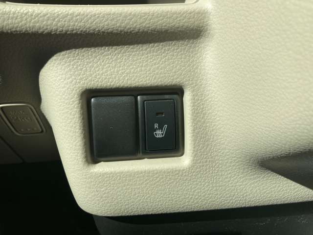 運転席はシートヒーターも付いています！体の芯から温まりますよ！
