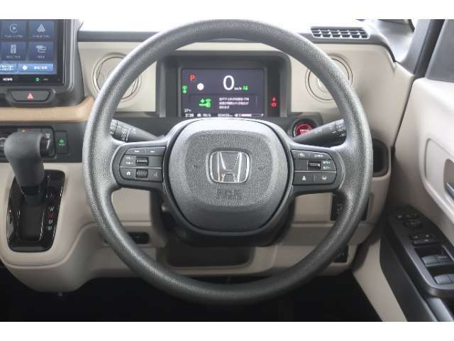 【ハンドル】運転にかかわる操作をより安全に行えるように視点移動が少なく操作性に配慮されたスイッチ類が凝縮されたコックピットです。