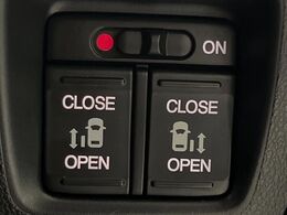 【両側パワースライドドア】スマートキーや運転席のスイッチで後席両側スライドドアの開閉が可能♪電動だから力を入れてドアを開ける必要が無く、小さなお子様でも簡単に開け閉めでき快適です♪